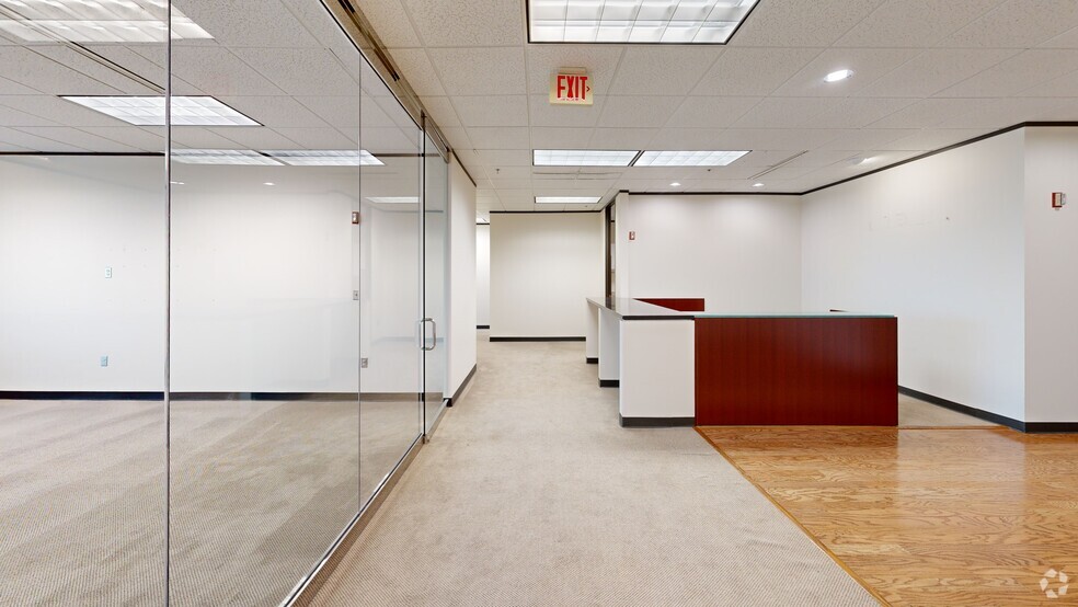 More Photos Of 365 Canal St, New Orleans Office For Lease