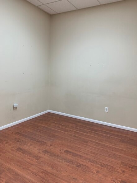 More Photos Of 1371 W Warm Springs Rd, Henderson Unknown For Lease