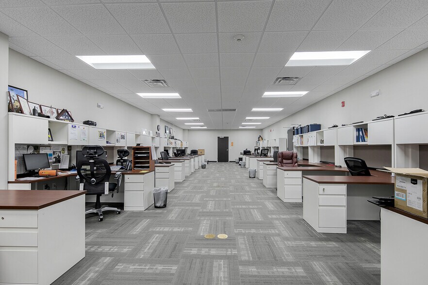 More Photos Of 2847 Bridgewood Dr, Fayetteville Office For Sale