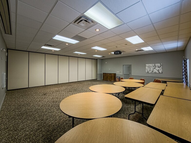 More Photos Of 806 US-82, Tifton Office For Sale