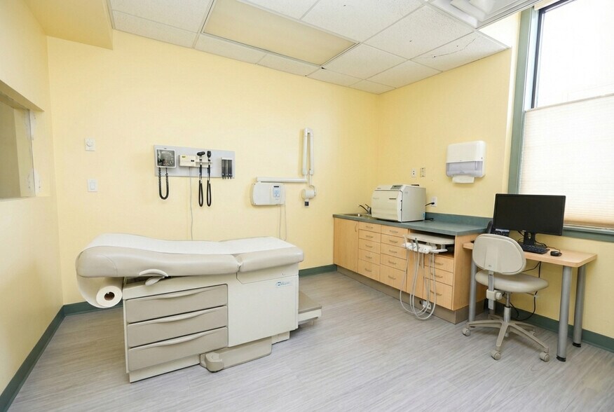 More Photos Of 19-23 Park St, Stoughton Office For Lease