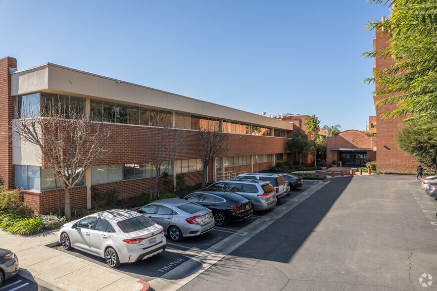 More Photos Of 19231 Victory Blvd, Reseda Medical For Lease