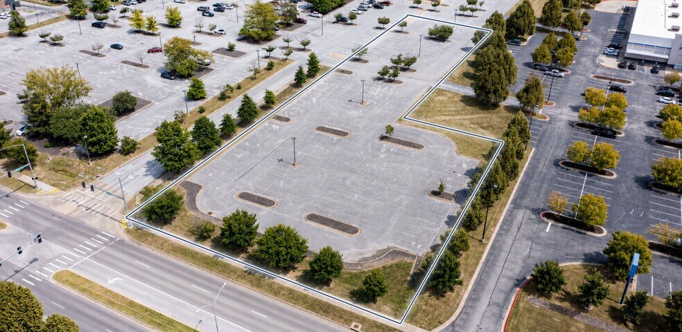 More Photos Of 3956 N Steele Blvd, Fayetteville Storefront For Lease