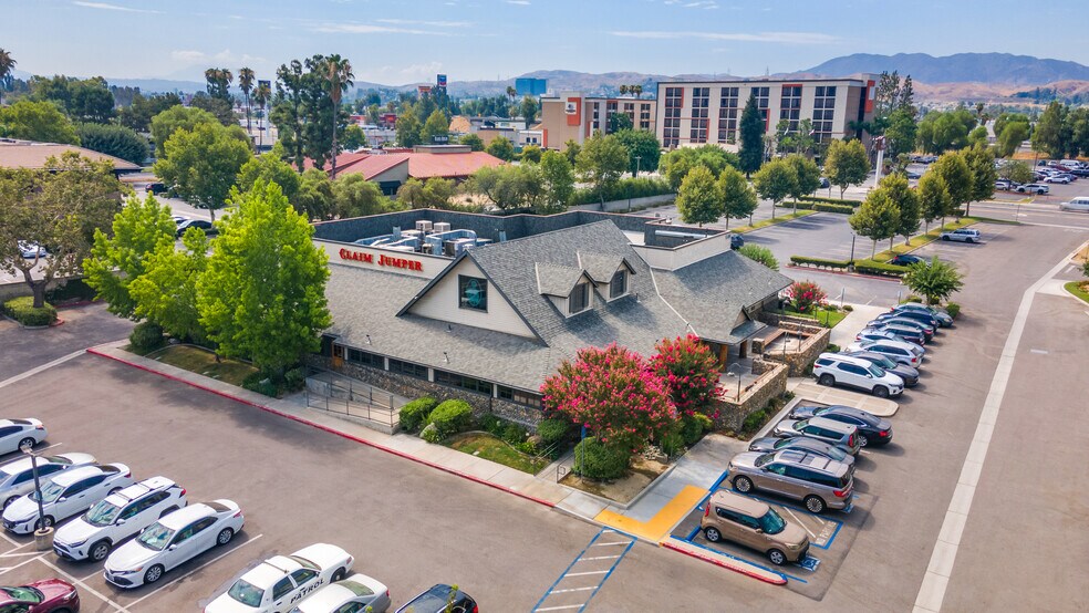 More Photos Of 1905 S Commerce Center Dr E, San Bernardino Restaurant For Lease