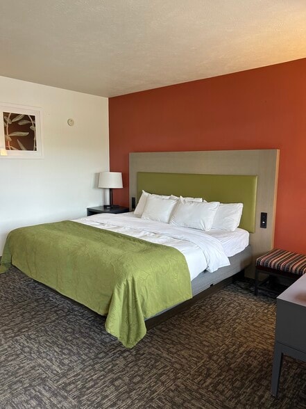 More Photos Of 332 E Onota St, Munising Hotel For Sale