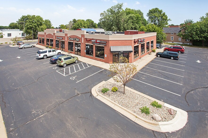 More Photos Of 2010 Jackson St, Oshkosh General Retail For Lease