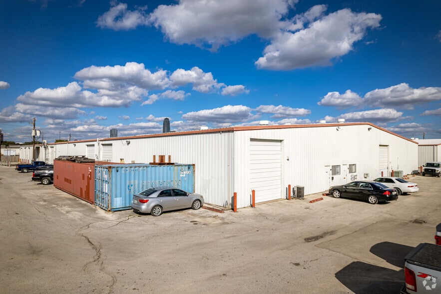 More Photos Of 5303 Glenmont Dr, Houston Light Manufacturing For Lease