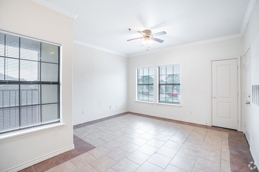 More Photos Of 107 Oak Park Dr, Clute Apartments For Sale