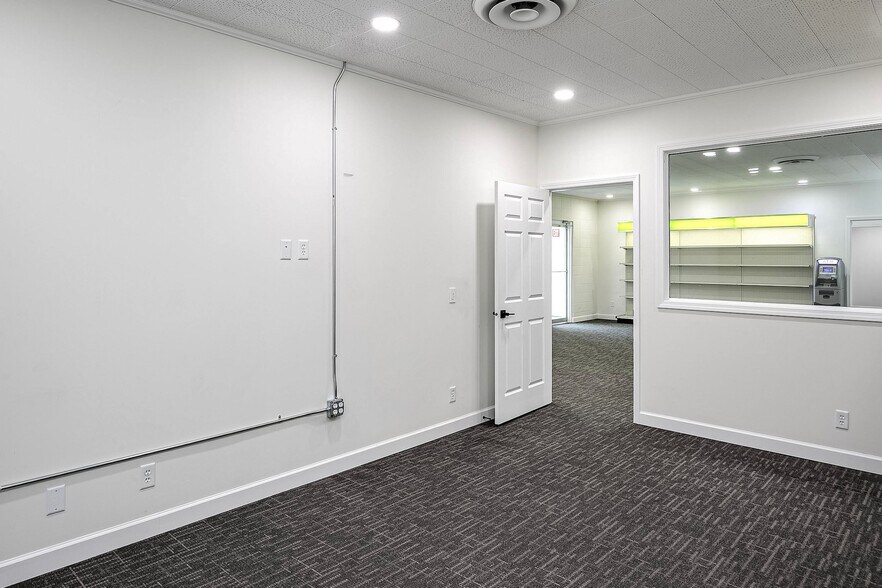 More Photos Of 2502 Leavenworth St, Omaha Light Manufacturing For Lease