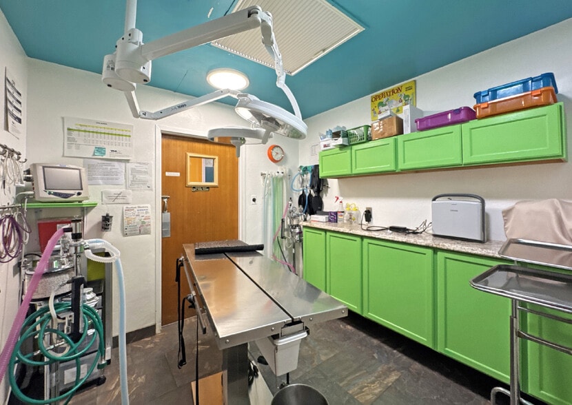 More Photos Of 8914 Menaul Blvd NE, Albuquerque Veterinarian Kennel For Sale
