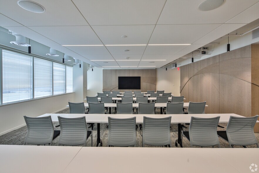 More Photos Of 5335 Wisconsin Ave NW, Washington Office For Lease