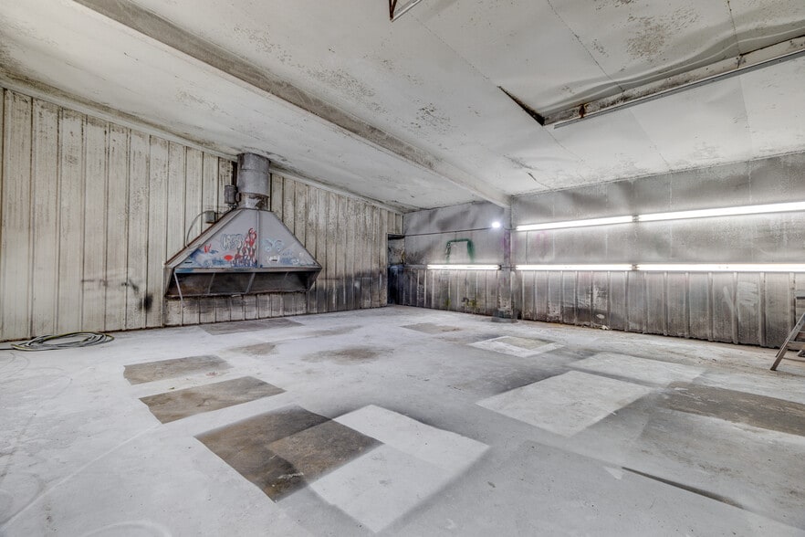 More Photos Of 805 Elm St, Bastrop Distribution For Sale