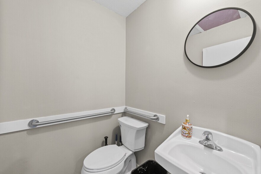 More Photos Of 1115-1117 30th Ave W, Bradenton Office For Sale