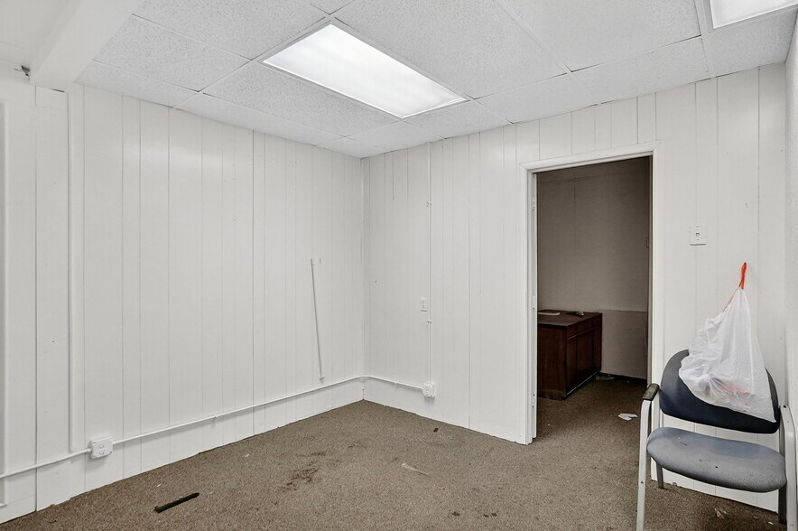 More Photos Of 2201 E 8th St, Odessa Office For Sale