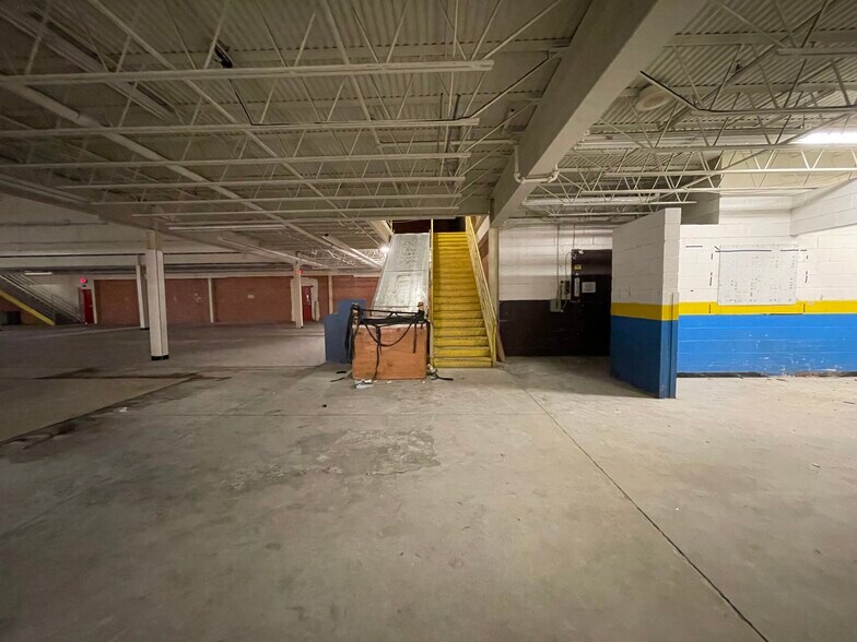 More Photos Of 6711 W Newberry Rd, Gainesville Department Store For Sale