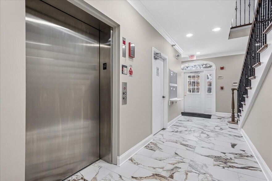 More Photos Of 27W130 Roosevelt Rd, Winfield Office For Lease