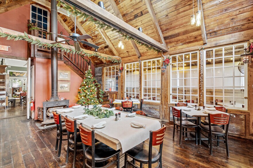 More Photos Of 925 10th St, Port Royal Restaurant For Sale