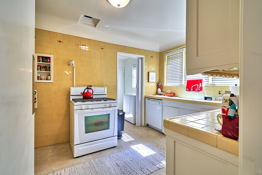 More Photos Of 150 N La Peer Dr, Beverly Hills Apartments For Sale