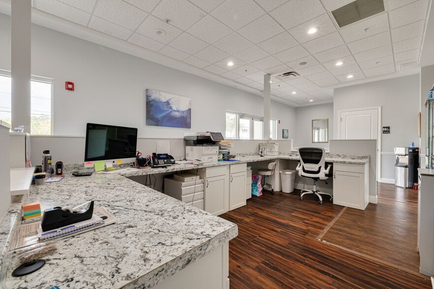 More Photos Of 1015-1033 W Bay Dr, Largo Freestanding For Lease