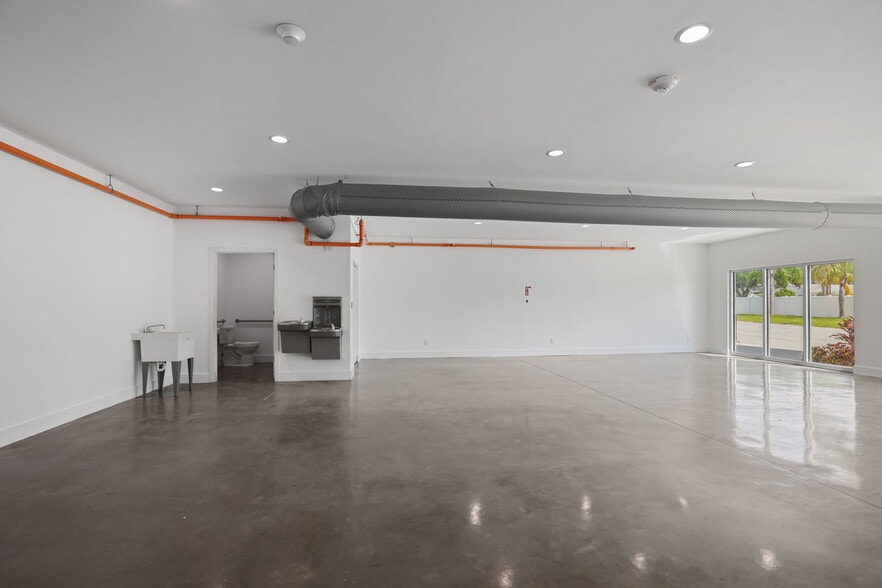 More Photos Of 10830 Navajo Dr, Saint Petersburg Showroom For Sale
