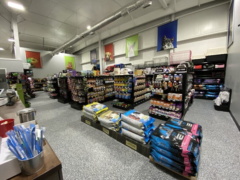 More Photos Of 1000 E Santa Fe St, Gardner Warehouse For Sale