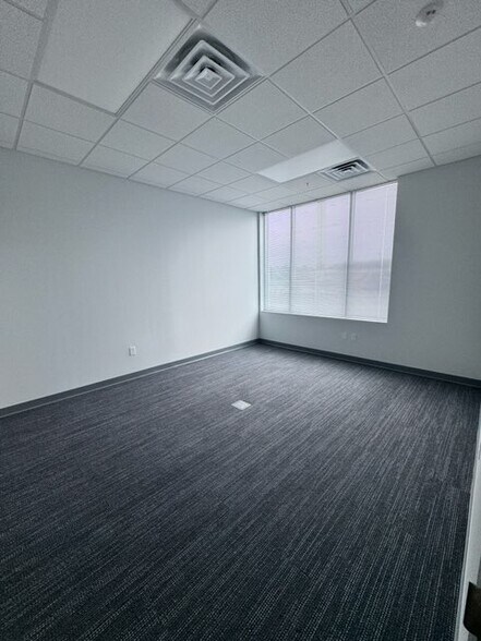 More Photos Of 9950 28th St N, Pinellas Park Distribution For Lease
