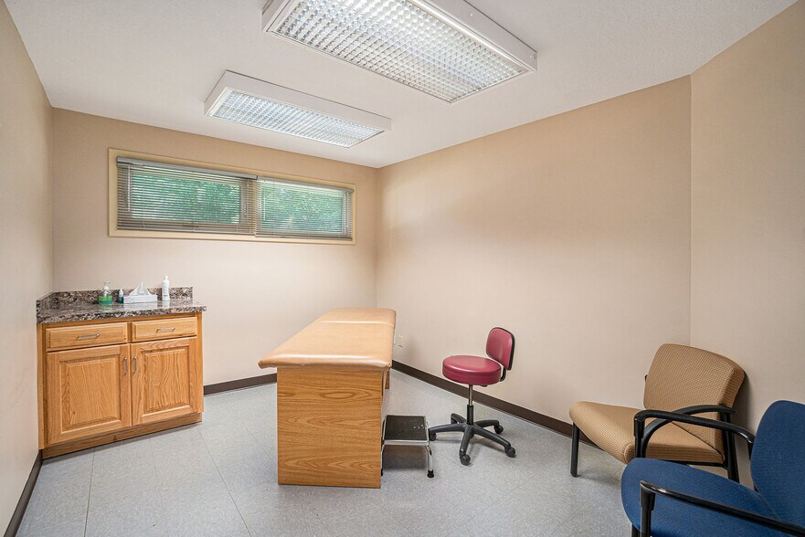 More Photos Of 2 Holly Ln, Paola Medical For Sale