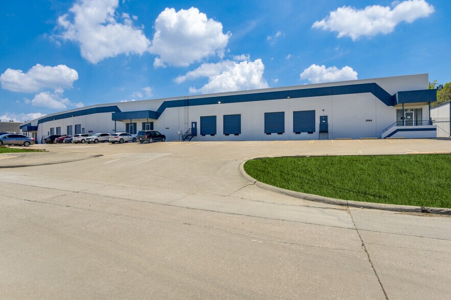 More Photos Of 2556-2564 W Commerce St, Dallas Warehouse For Lease