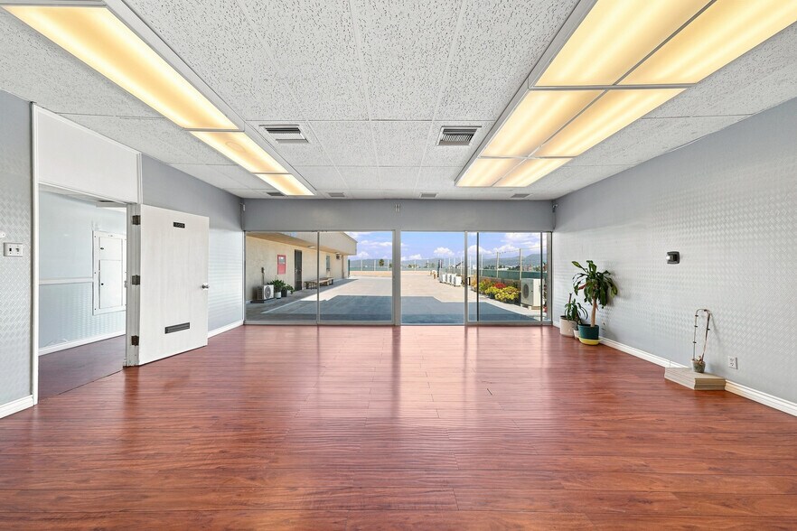 More Photos Of 2333 Beverly Blvd, Los Angeles Office For Lease