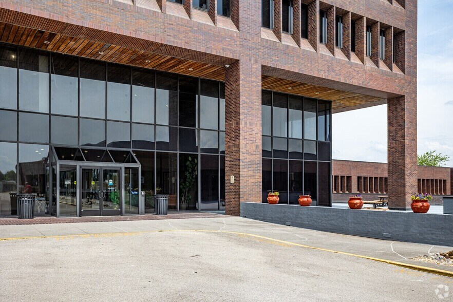 More Photos Of 800 Oak Ridge Tpke, Oak Ridge Medical For Lease