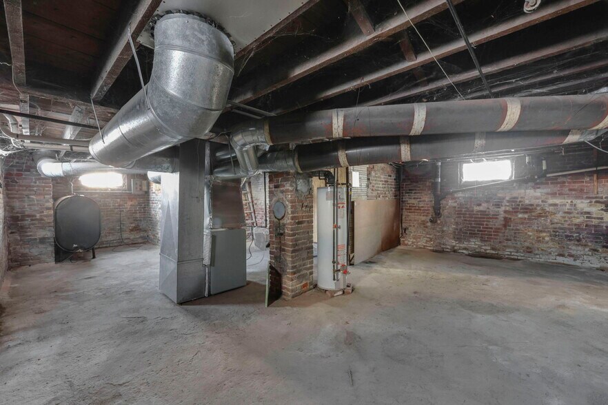 More Photos Of 142 Dickinson St, Springfield Flex For Sale