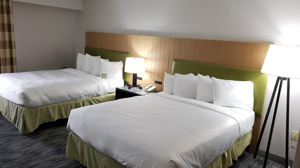 More Photos Of 1301 W Bond Cir, Lincoln Hotel For Sale