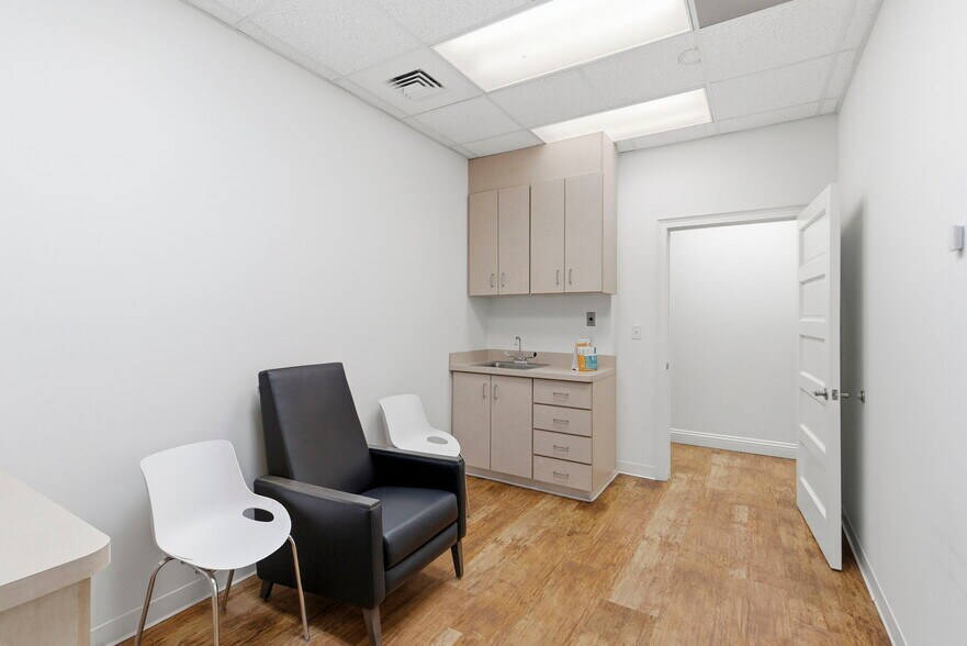 More Photos Of 5540-5550 N Farmer Branch Rd, Ozark General Retail For Sale