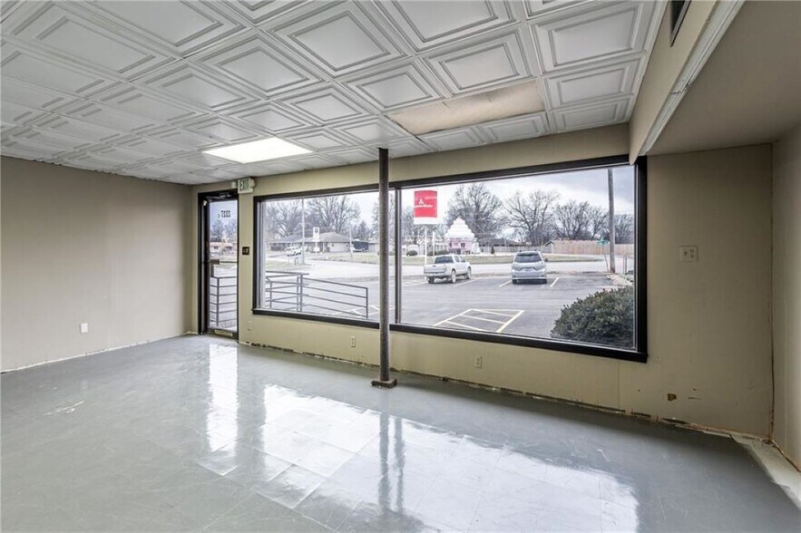 More Photos Of 2327 N Belt Hwy, Saint Joseph General Retail For Lease