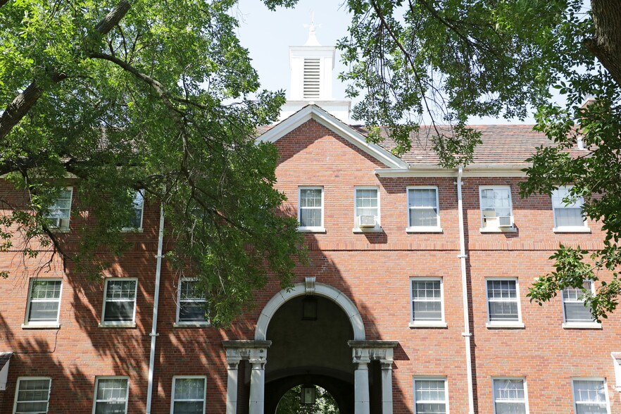 More Photos Of 3333 Grand Ave, Des Moines Apartments For Sale