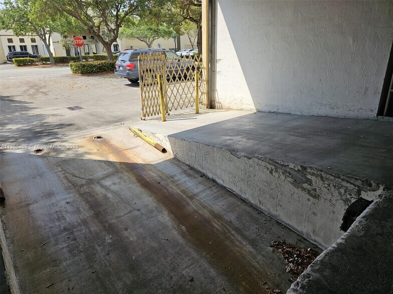 More Photos Of 10475 NW 37th Ter, Miami Warehouse For Lease