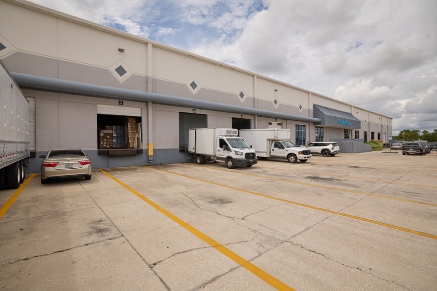 More Photos Of 2507 Investors Row, Orlando Distribution For Lease