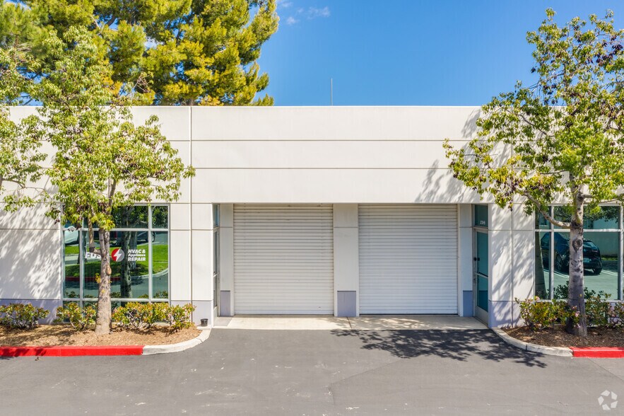 More Photos Of 208 Technology Dr, Irvine Light Distribution For Lease