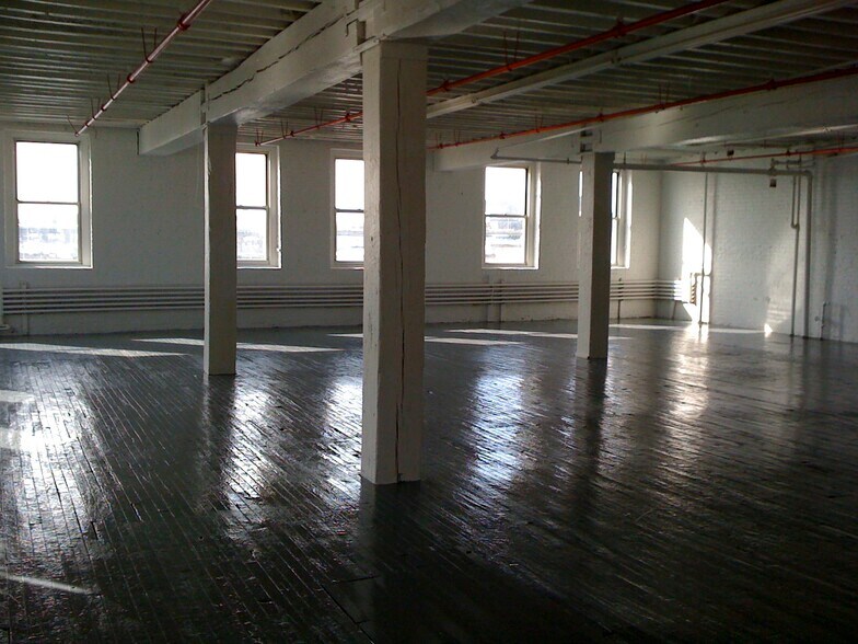 More Photos Of 550-560 Barry St, Bronx Industrial For Sale