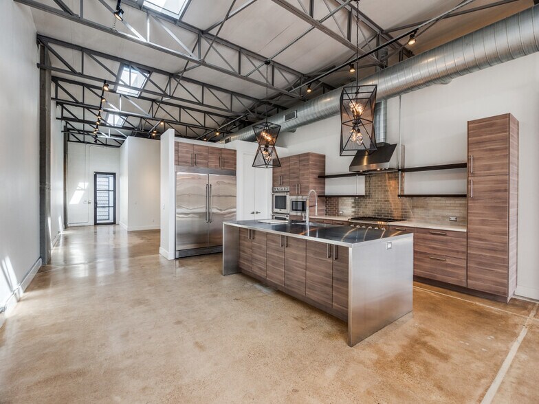 More Photos Of 2323 Farrington St, Dallas Warehouse For Sale