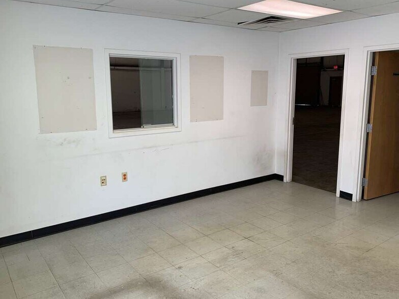 More Photos Of 630 E Bronson St, South Bend Light Distribution For Lease