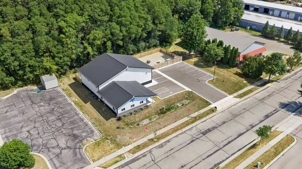 More Photos Of 390 Progress Dr, Cottage Grove Veterinarian Kennel For Sale