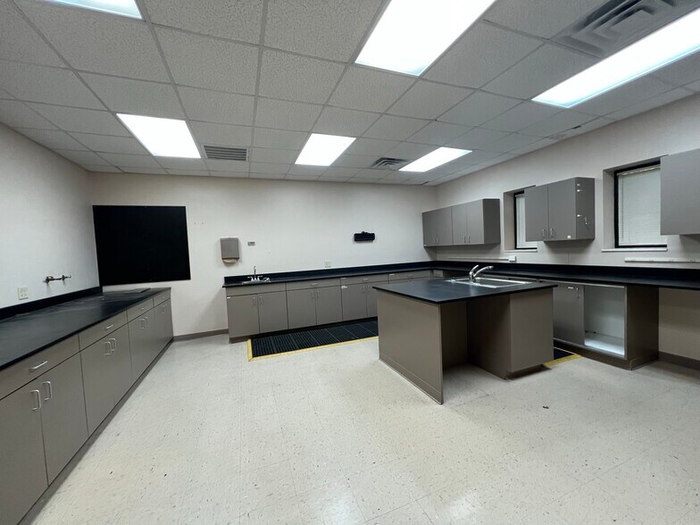 More Photos Of 1725 Louisville Dr, Knoxville Office For Lease
