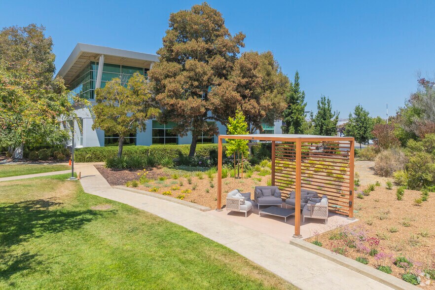 More Photos Of 7999 Gateway Blvd, Newark Unknown For Lease