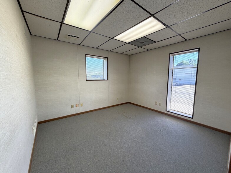 More Photos Of 305 N Mason St, Carrollton Office For Sale