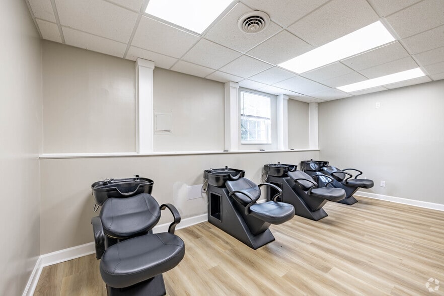 More Photos Of 7225 Colerain Ave, Cincinnati Office For Lease