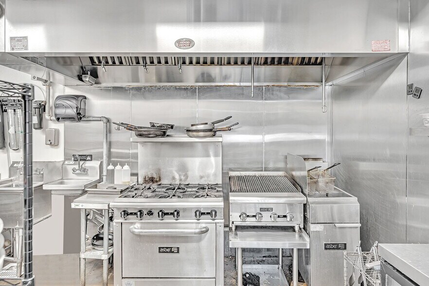 More Photos Of 20-30 NW 34th St, Miami Storefront Retail Office For Lease