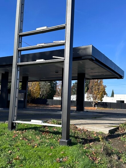 More Photos Of 18777 SE Mcloughlin Blvd, Milwaukie Service Station For Sale