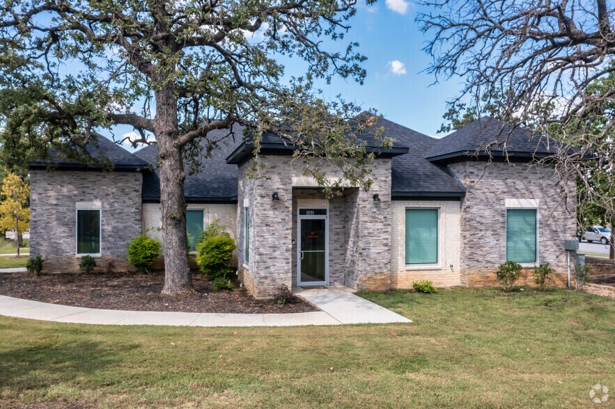 More Photos Of 1762 Keller Pky, Keller Office For Sale