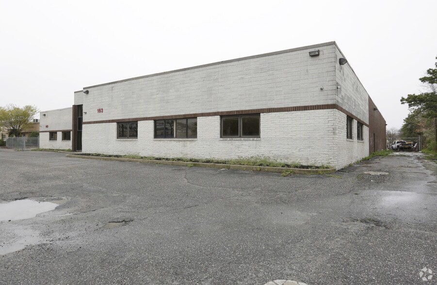 More Photos Of 163 Bridge Rd, Islandia Warehouse For Lease